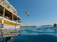 Jump-on-boat-picnic-tour-from-Trogir
